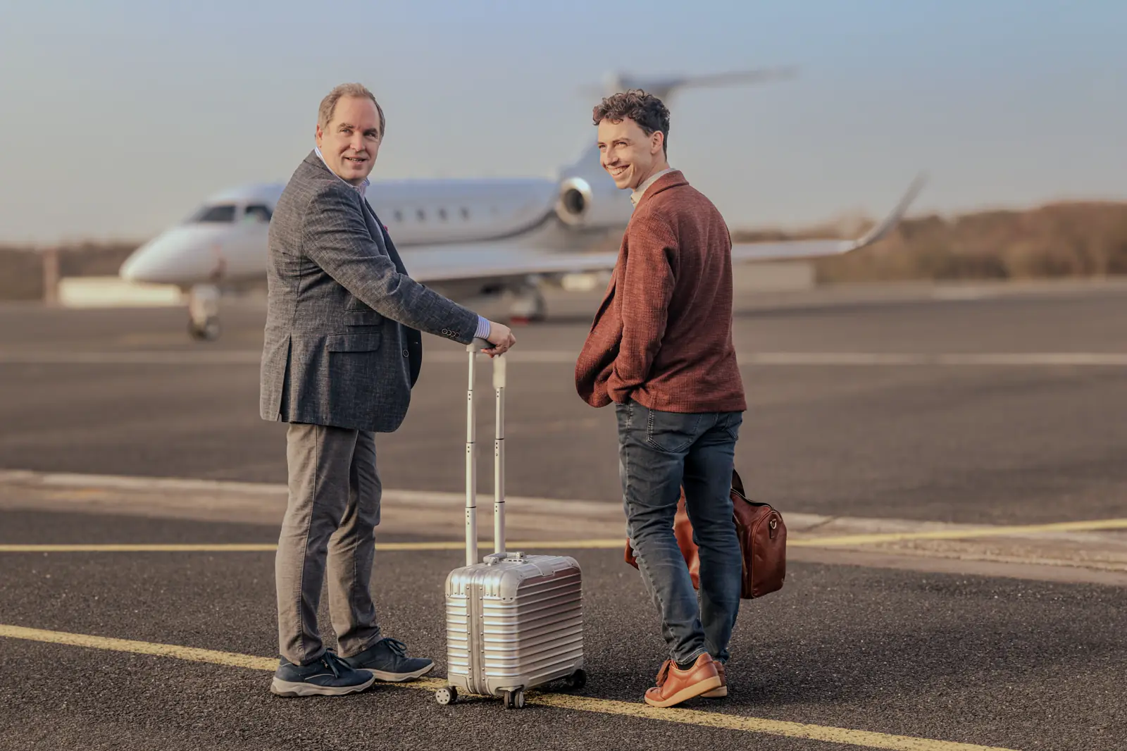 Thorsten Neumann und Christian Haselsberger vor dem Flugzeug
